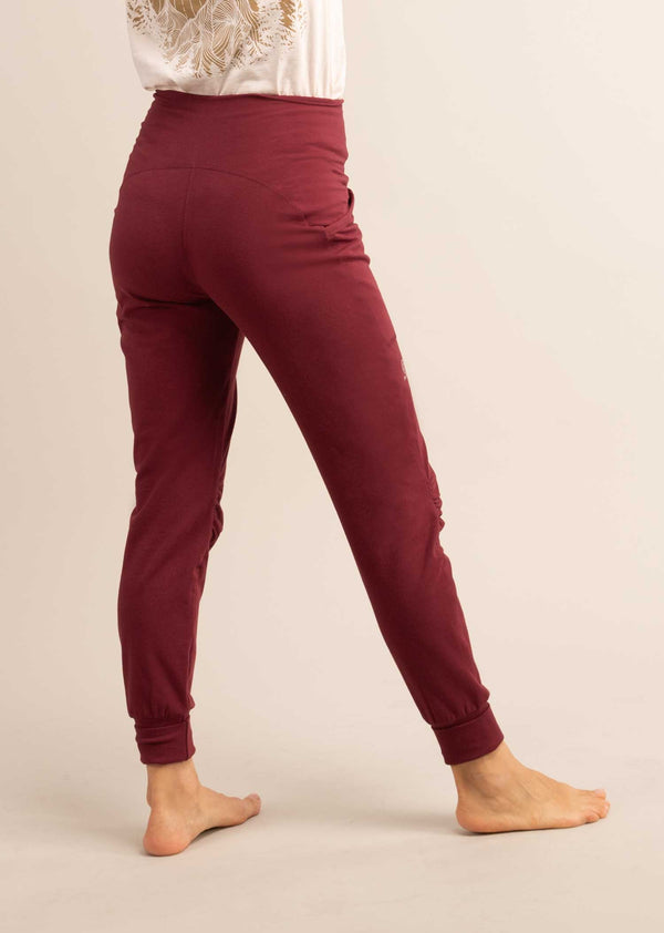 3RD ROCK bataboom organic cotton sweatpants - Jess is 5ft 8” with a  29" waist, 38" hips & a 32.5" inseam and is wearing a size 28RL.