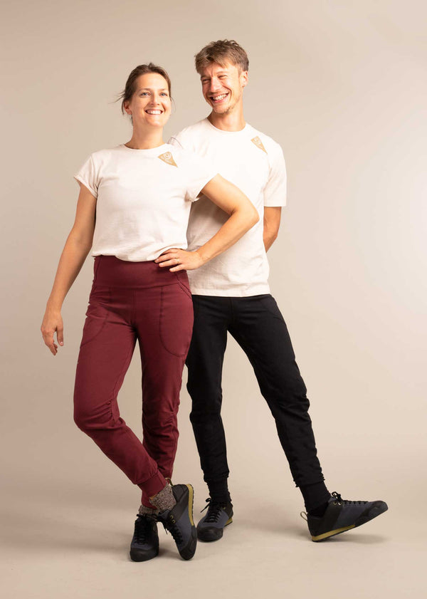 3RD ROCK bataboom brushed sweatpants - Jerome is 5ft 10" with a 30" waist & 37" hips. Here he is wearing a size 30RL & Jess is 5ft 8” with a  29" waist, 38" hips & a 32.5" inseam and is wearing a size 28RL.