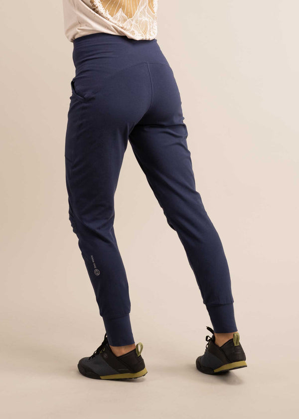 3RD ROCK bataboom yoga trousers - Jess is 5ft 8” with a  29" waist, 38" hips & a 32.5" inseam and is wearing a size 28RL.