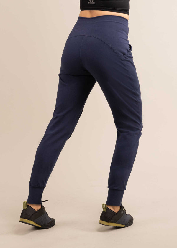 3RD ROCK bataboom brushed sweatpants - Jess is 5ft 8” with a  29" waist, 38" hips & a 32.5" inseam and is wearing a size 28RL.