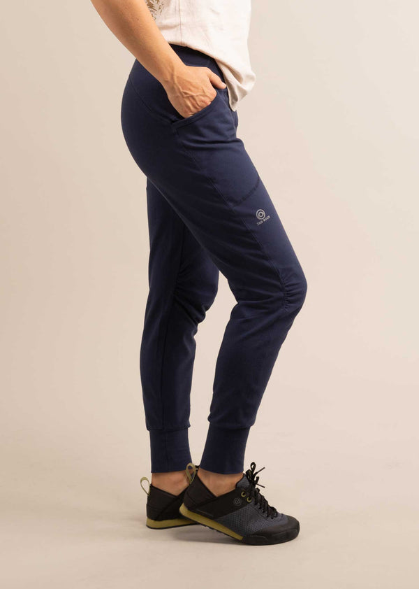 3RD ROCK bataboom brushed cosy sweats- Jess is 5ft 8” with a  29" waist, 38" hips & a 32.5" inseam and is wearing a size 28RL.