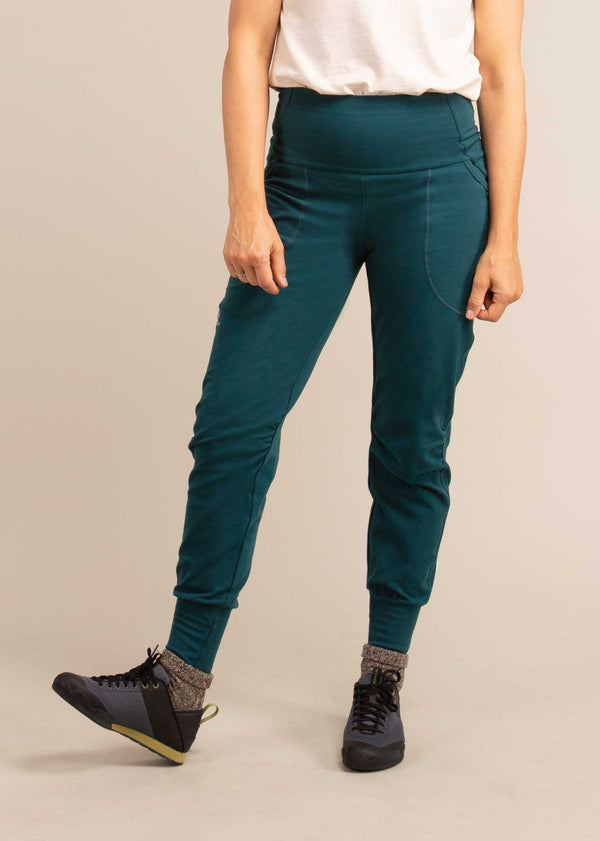 3RD ROCK bataboom organic cotton brushed sweatpants - Jess is 5ft 8” with a  29" waist, 38" hips & a 32.5" inseam and is wearing a size 28RL.