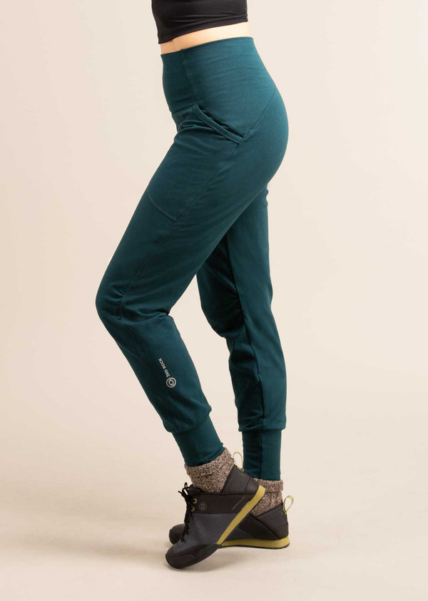 3RD ROCK bataboom brushed teal sweatpants for gym & yoga - Jess is 5ft 8” with a  29" waist, 38" hips & a 32.5" inseam and is wearing a size 28RL.