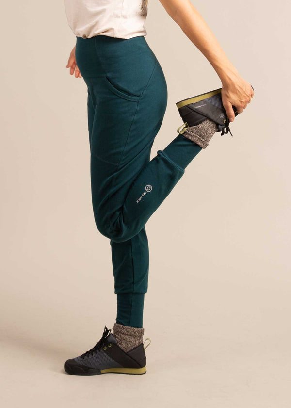 3RD ROCK bataboom trousers for the gym - Jess is 5ft 8” with a  29" waist, 38" hips & a 32.5" inseam and is wearing a size 28RL.