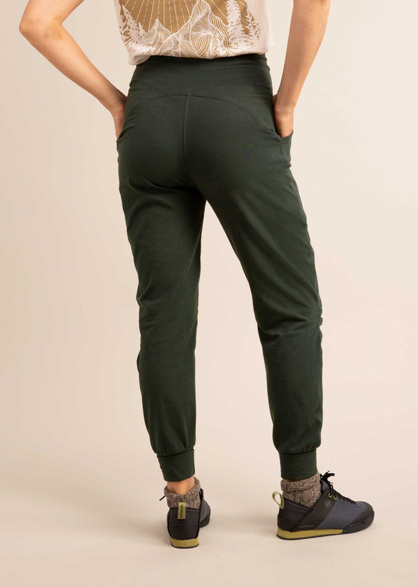 3RD ROCK bataboom sustainable trousers for yoga - Jess is 5ft 8” with a  29" waist, 38" hips & a 32.5" inseam and is wearing a size 28RL.
