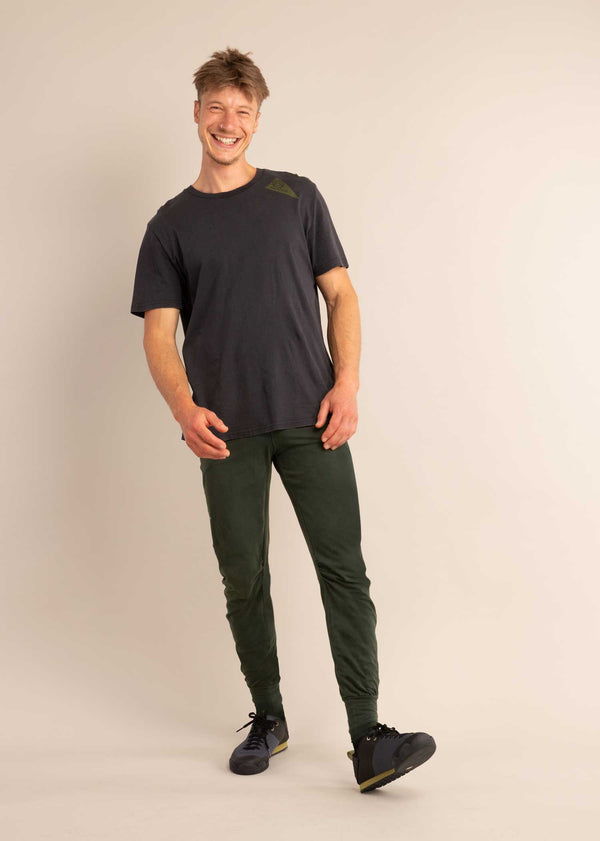 3RD ROCK bataboom sustainable yoga and climbing trousers - Jerome is 5ft 10" with a 30" waist & 37" hips. Here he is wearing a size 30RL.