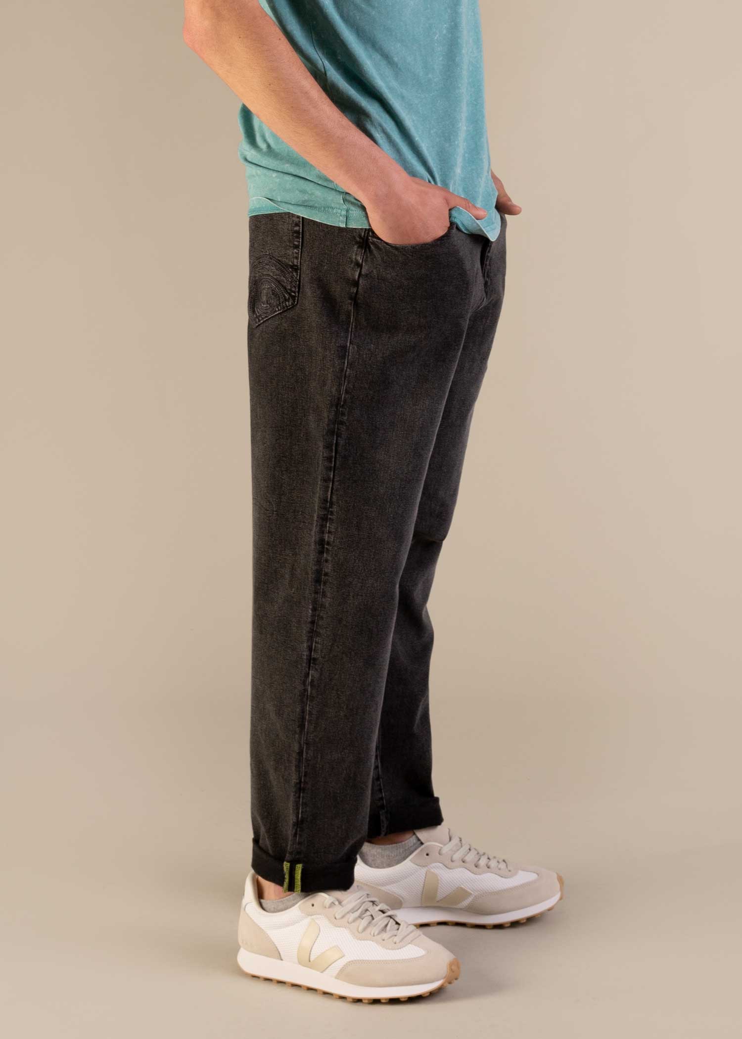 3RD ROCK active jeans for everyday - Kai is 6ft 1" with a 32" waist & 33" inseam, and is wearing a 32 RL. M