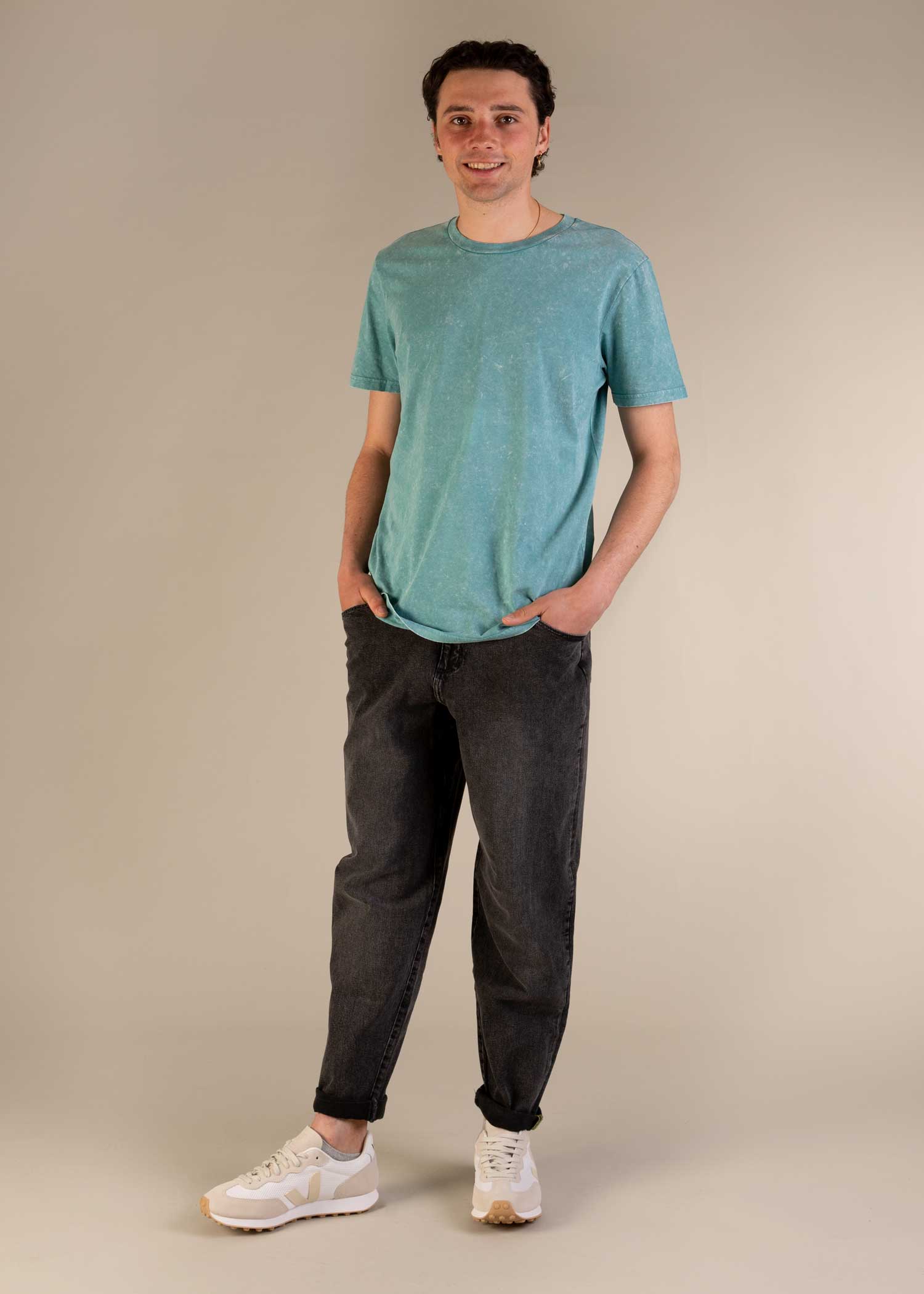3RD ROCK sustainable activewear jeans - Kai is 6ft 1" with a 32" waist & 33" inseam, and is wearing a 32 RL. M