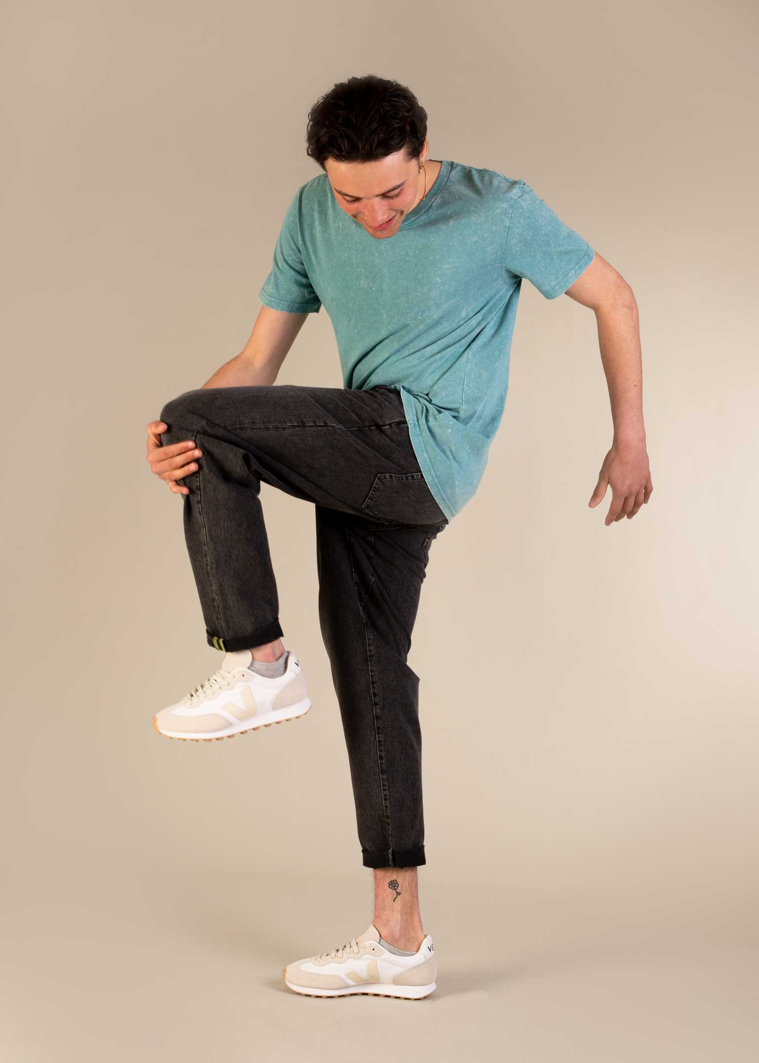 3RD ROCK unisex jeans for climbing - Kai is 6ft 1" with a 32" waist & 33" inseam, and is wearing a 32 RL. M
