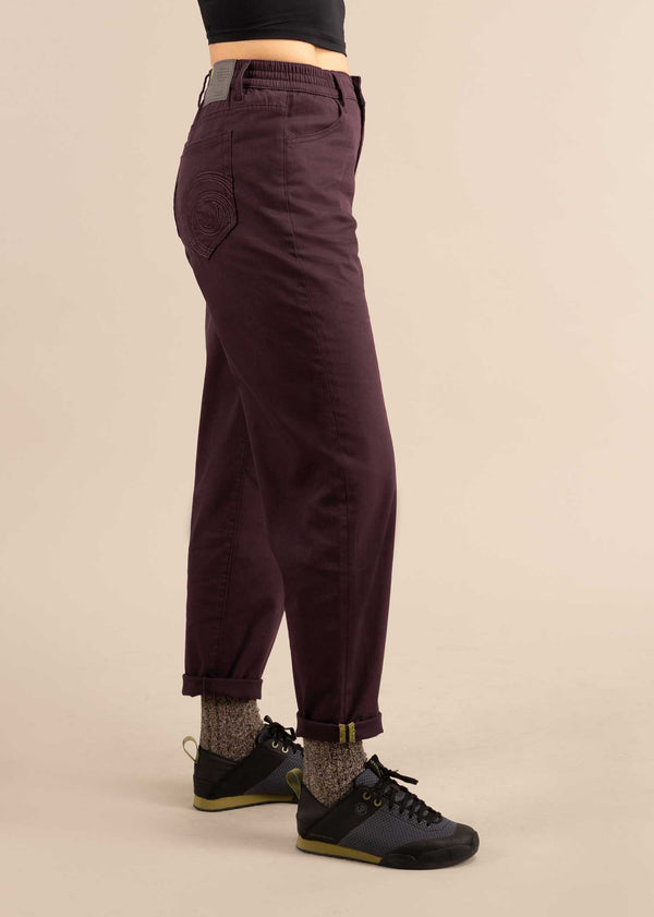 3RD ROCK Gaia Twill organic sustainable outdoor trousers - Jess is 5ft 8” with a  29" waist, 38" hips & a 32.5" inseam and is wearing a size 28RL.