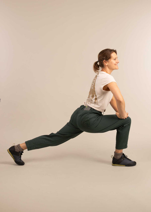 3RD ROCK Gaia organic stretch twill trousers - Jess is 5ft 8” with a  29" waist, 38" hips & a 32.5" inseam and is wearing a size 28RL.