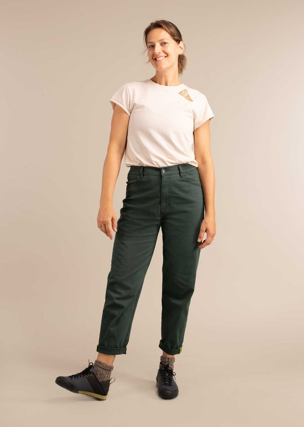 3RD ROCK Gaia Twill organic trousers for active lifestyles - Jess is 5ft 8” with a  29" waist, 38" hips & a 32.5" inseam and is wearing a size 28RL.