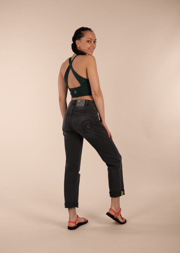 Aaliyah is 5ft 8" with a 26" waist, 35" hips & a 33" inseam and is wearing a size 26RL