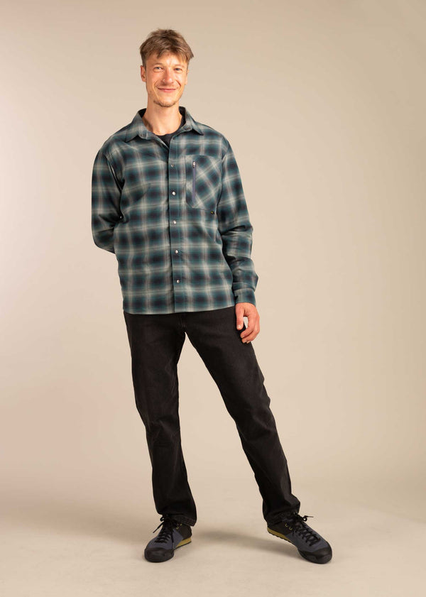 3RD ROCK clothing Ranger shirt - Jerome is 5ft 10" with a 38" chest and is wearing a size L.