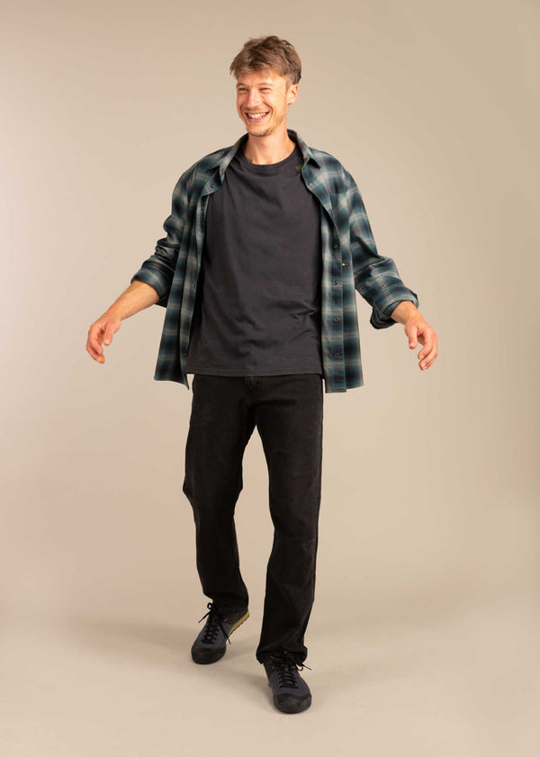 3RD ROCK clothing buttoned shirt - Jerome is 5ft 10" with a 38" chest and is wearing a size L.