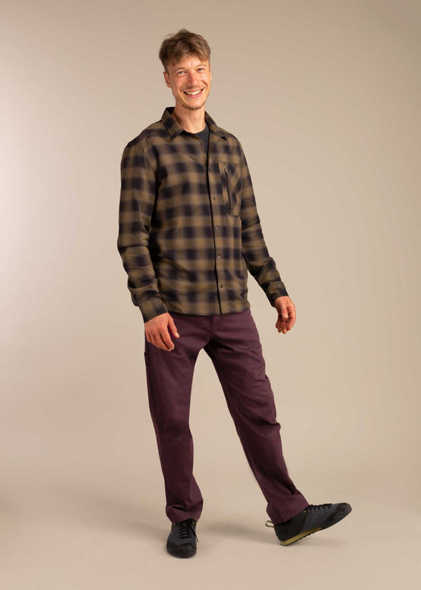 3RD ROCK Johnson Organic Cotton Trousers - Jerome is 5ft 10" with a 31" waist & 38" hips. Here he is wearing a size 32RL.