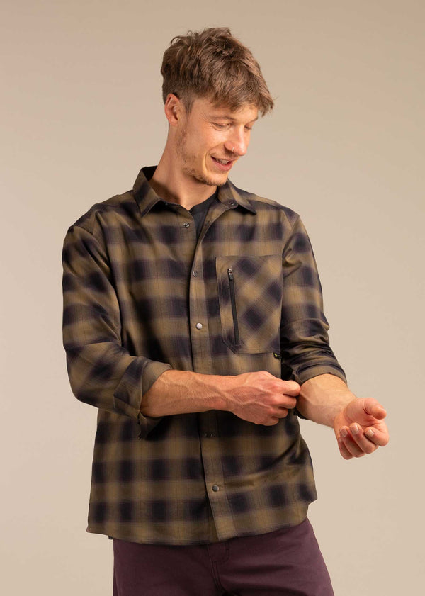 3RD ROCK clothing Ranger shirt - Jerome is 5ft 10" with a 38" chest and is wearing a size L.