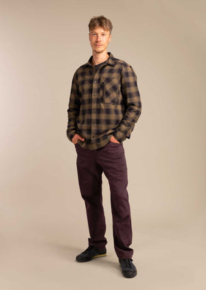 3RD ROCK clothing sustainable buttoned shirt - Jerome is 5ft 10