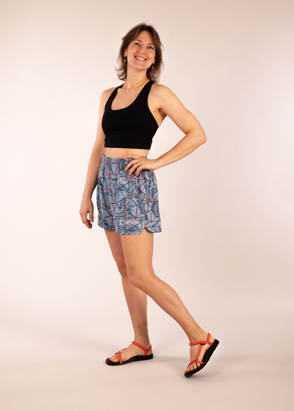 3RD ROCK sustainable lightweight summer shorts - Jess is 5ft 8β with aΒ  29" waist, 38" hips & a 32.5" inseam and is wearing a size 28.