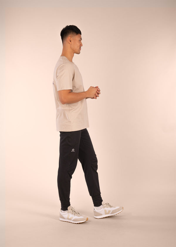 3RD ROCK bataboom comfy organic cotton sweatpants - Donald is 6ft1″  with a 30" waist, 36" hips & a 33" inseam and is wearing a size 30LL. M