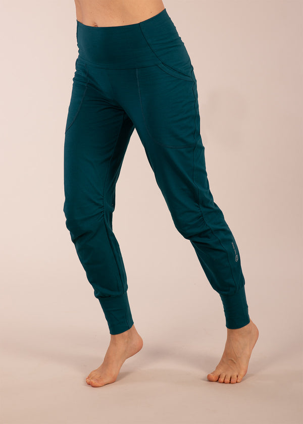 3rd rock organic cotton yoga and climbing sweatpants - Jess is 5ft 8” with a  29" waist, 38" hips & a 32.5" inseam and is wearing a size 28RL. F