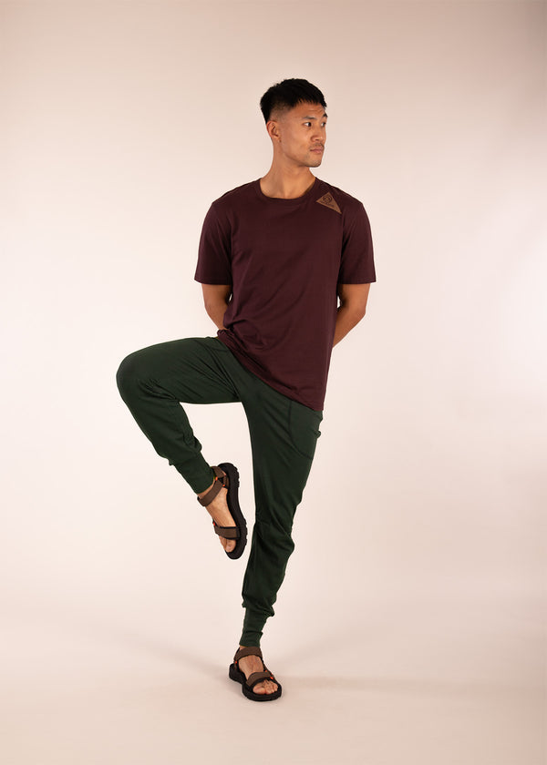 3RD ROCK bataboom sweatpants for yoga and gym - Donald is 6ft1″  with a 30" waist, 36" hips & a 33" inseam and is wearing a size 30LL. M