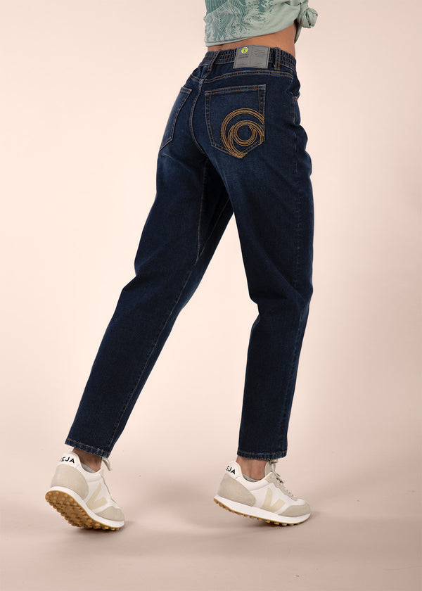3rd rock sustainable movement denim jeans with a relaxed fit - Aaliyah is 5ft 8" with a 26" waist, 35" hips & a 33" inseam and is wearing a size 26RL. F