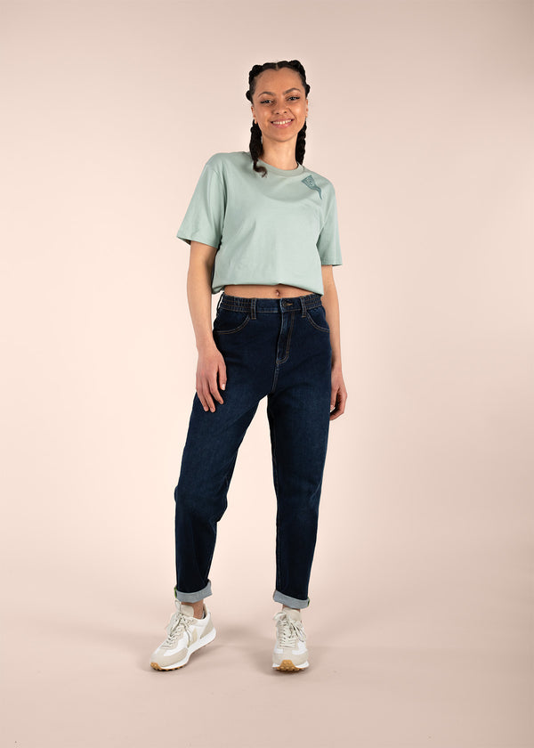 3rd rock sustainable movement denim jeans with a relaxed fit - Aaliyah is 5ft 8" with a 26" waist, 35" hips & a 33" inseam and is wearing a size 26RL. F