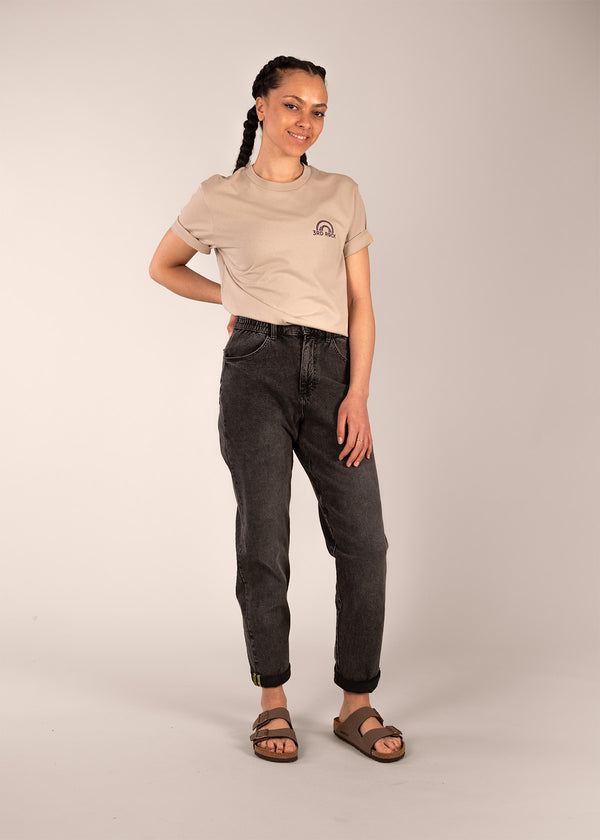 3RD ROCK clothing organic cotton tee - Aaliyah is 5ft 8" with a 34" chest and is wearing a size S. F