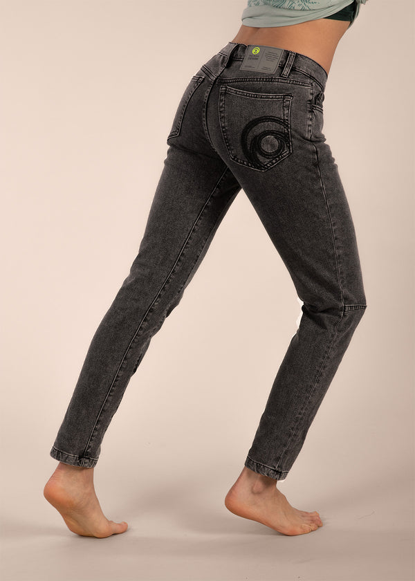 Aaliyah is 5ft 8" with a 26" waist, 35" hips & a 33" inseam and is wearing a size 26RL