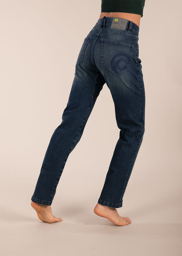 3RD ROCK sustainable movement jeans - Aaliyah is 5ft8" with a 26" waist, 35" hips & a 33" inseam and is wearing a size 26RL. F