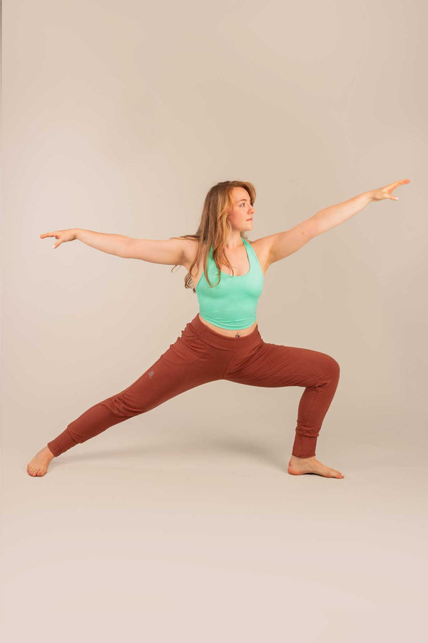 3rd rock organic cotton sweats for yoga - Emma is 5ft 7" with a 27" waist & 40" hips. Here she is wearing a size 30RL. F