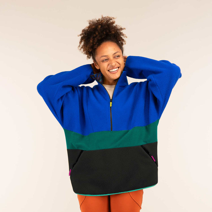 3RD ROCK Alex Retro Fit oversized fleece - Kendal is 5ft 7" with a 36" chest, 28" waist, 38" hips measuring S-M on the size chart. Here she wears a size L for a more oversized fit.