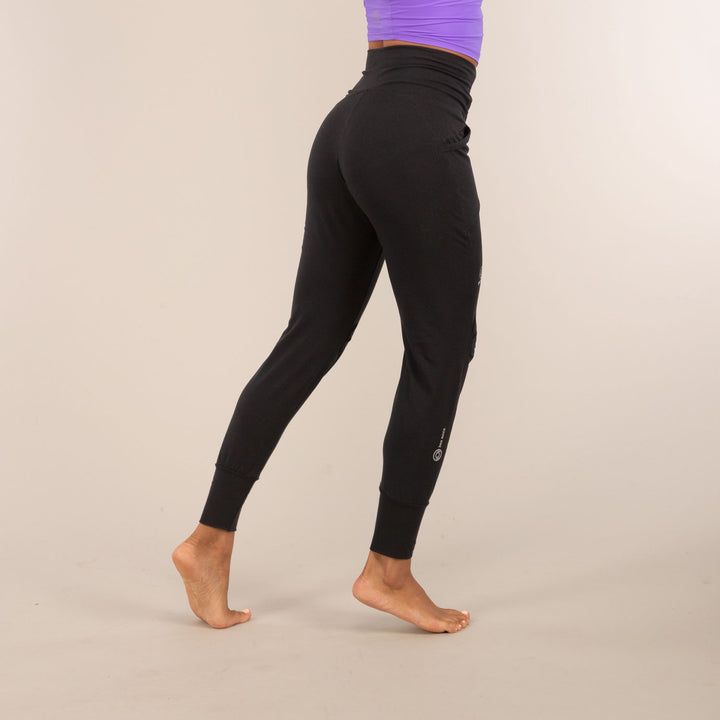 Kendal is 5ft 7" with a 28" waist, 38" hips and wears a size 30/RL 