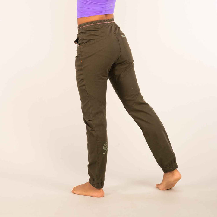 Kendal is 5ft 7" with a 28" waist, 38" hips and wears a size 30/RL