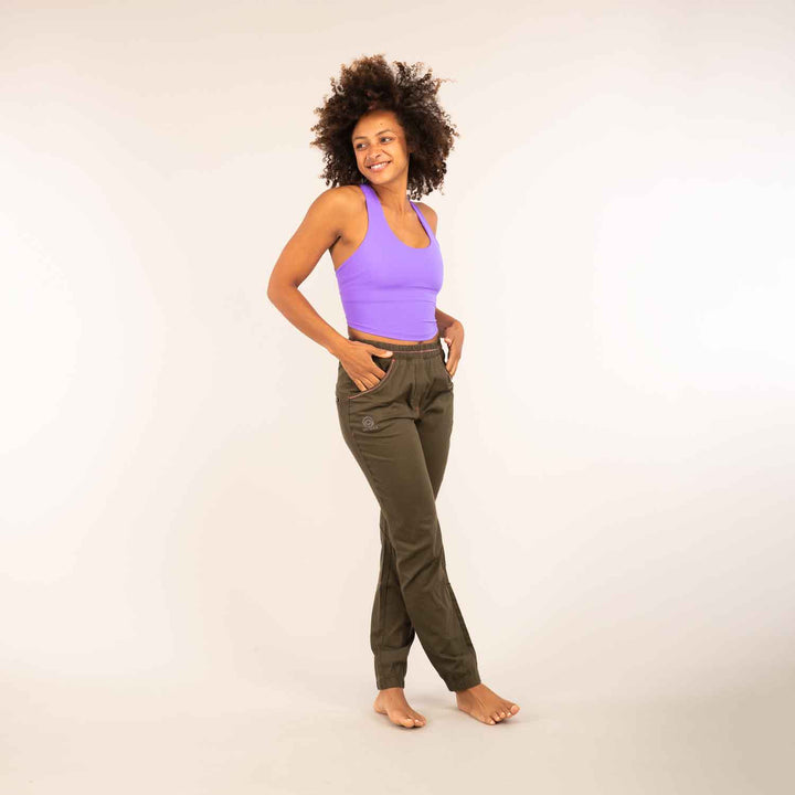 Kendal is 5ft 7" with a 28" waist, 38" hips and wears a size 30/RL