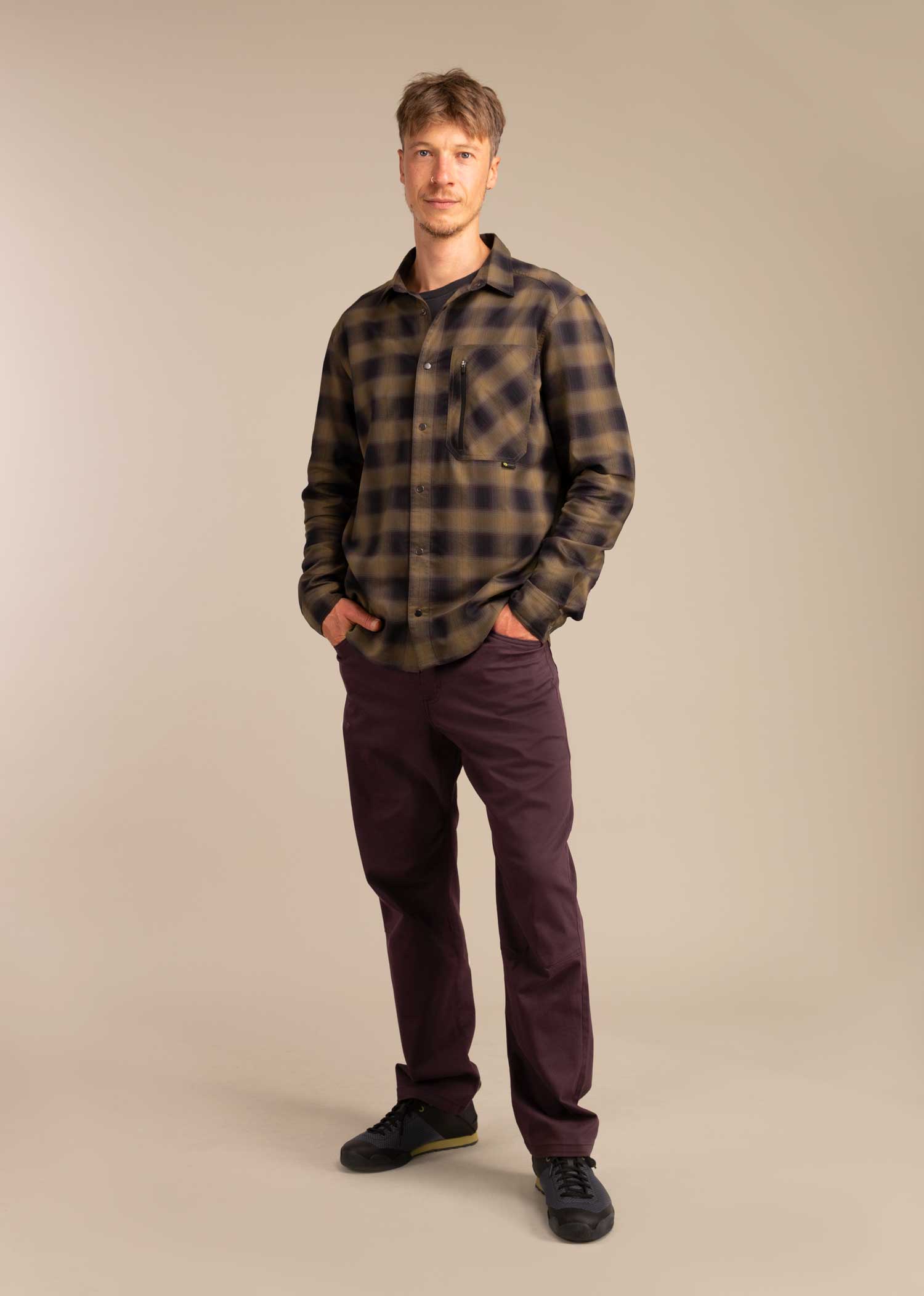 3RD ROCK clothing sustainable buttoned shirt - Jerome is 5ft 10" with a 38" chest and is wearing a size L.
