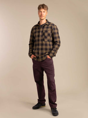 3RD ROCK clothing sustainable buttoned shirt - Jerome is 5ft 10