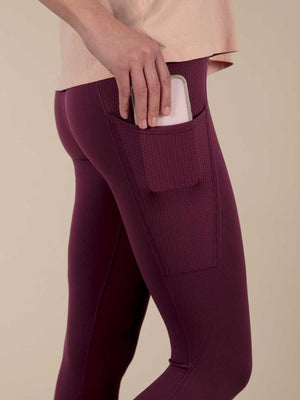 3RD ROCK Salma Seamless Leggings with Pockets made from recycled materials - Aaliya is 5ft 8