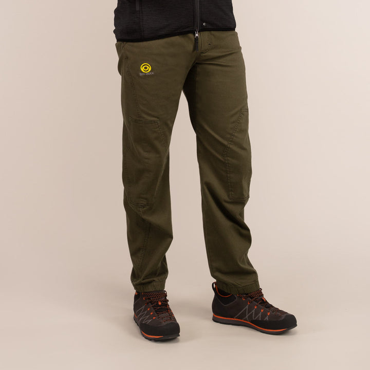 Oliver is 6ft 2" with a 34" waist, 40" hips and wears a 34/LL