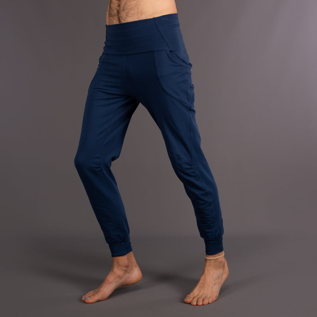 aaa James is 6ft 2" with a 32" waist and 34" inseam, and wears a size 32. 