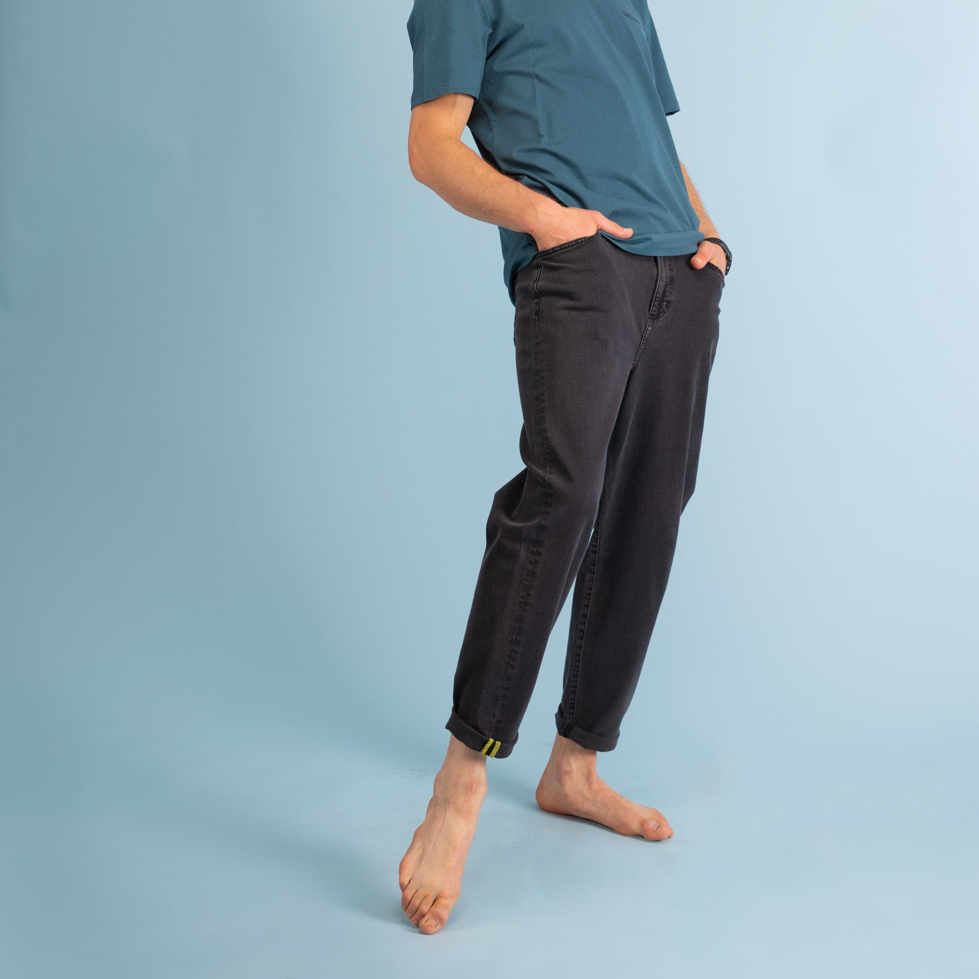 3RD ROCK comfy, stretchy and sustainable unisex jeans. M