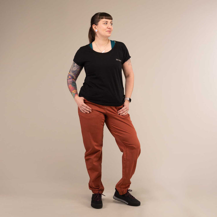 aaa Laura is 5ft 6 with a 36" bust and wears a size M