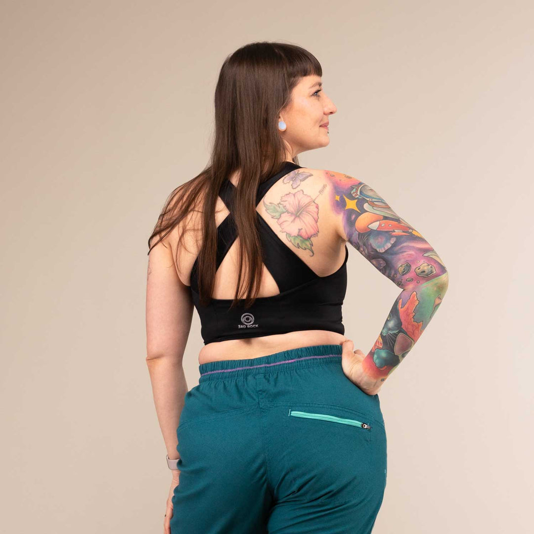 Laura is a 32E with a 30" underbust, 36" overbust and wears a size 14