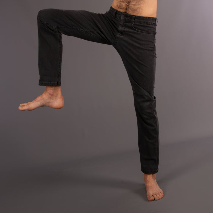 aaa James is 6ft 2" with a 32" waist and 34" inseam, and wears a size 32/LL.